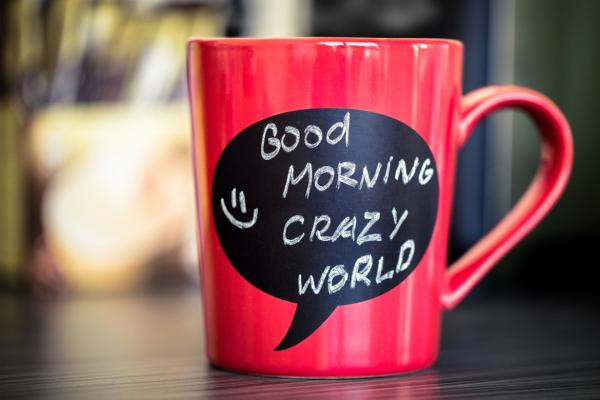 Piros bögre írással